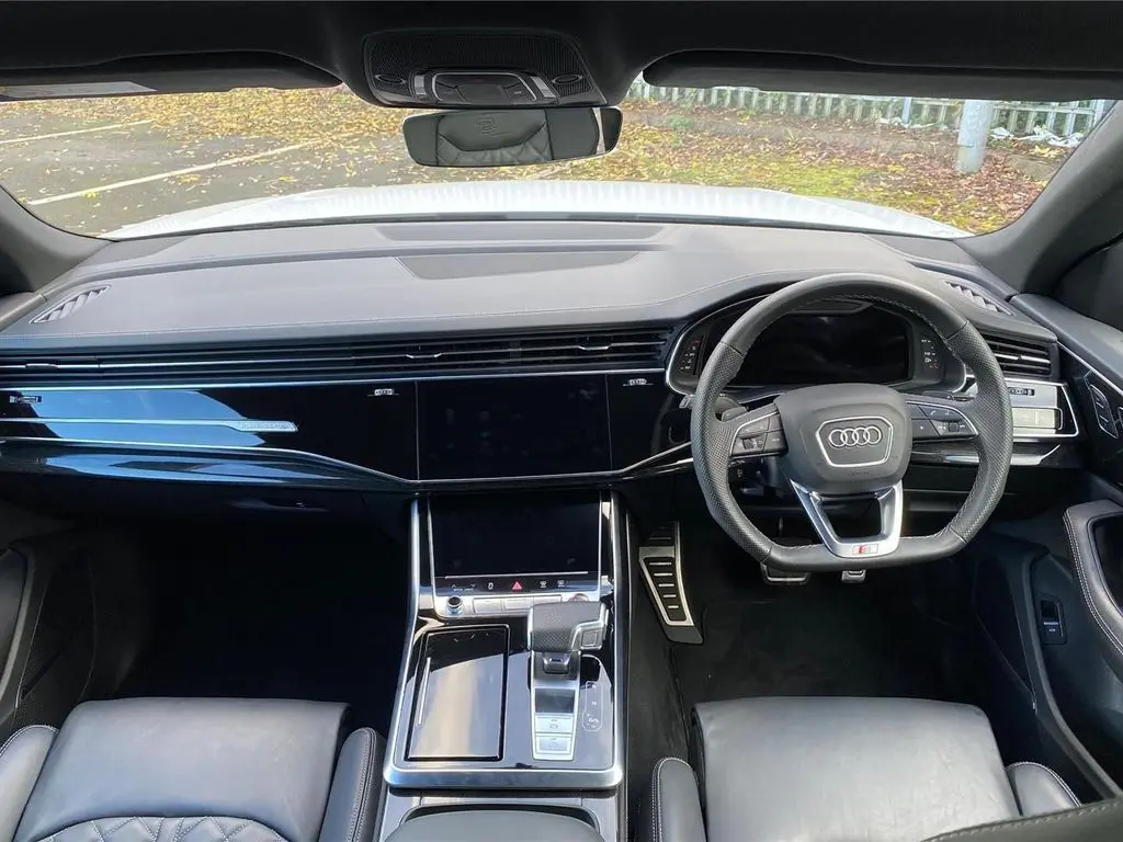 Side profile of the Audi SQ7, ideal for chauffeur services.