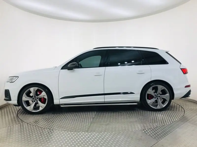 Dynamic front view of the Audi SQ7 highlighting its sporty grille.