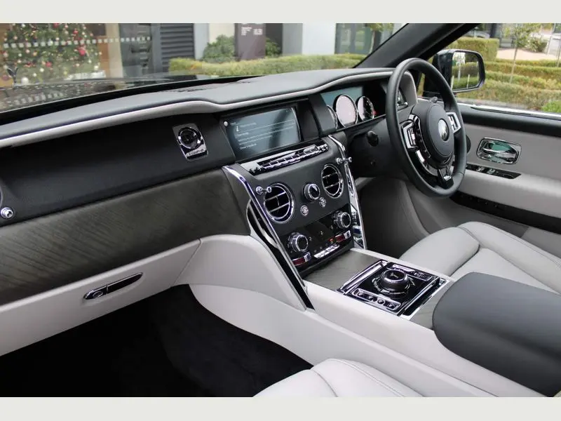 Side profile of the Rolls Royce Cullinan, perfect for renting